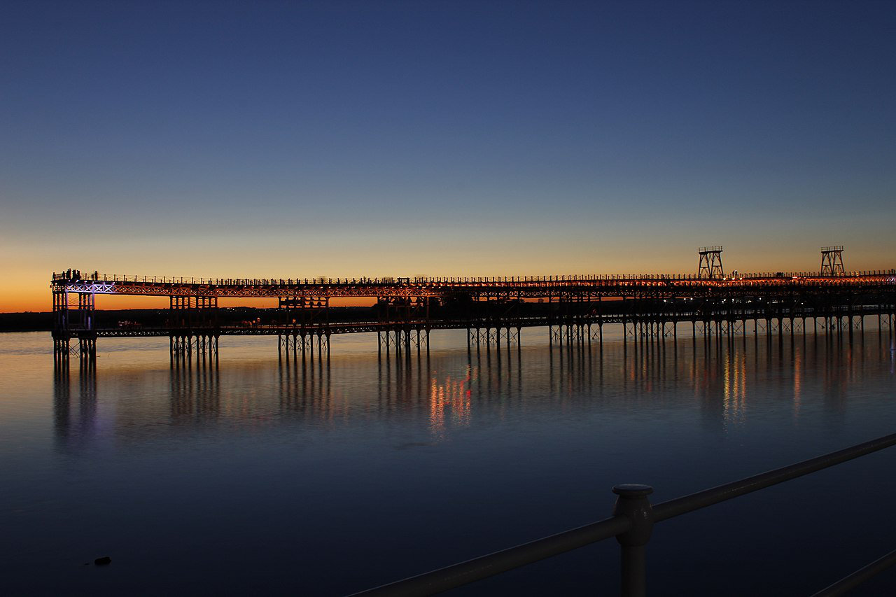 Muelle del Tinto de Huelva al atardecer